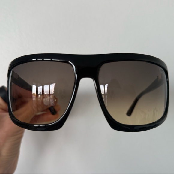 Tom Ford Clint-02 XL pre owned without box
FRAME Black LENSES Grey - Picture 12 of 16